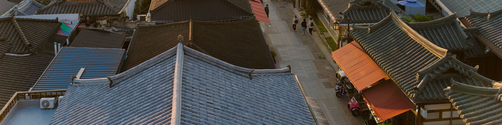Un pueblo tradicional con techos empinados y calles estrechas flanqueadas por edificios.