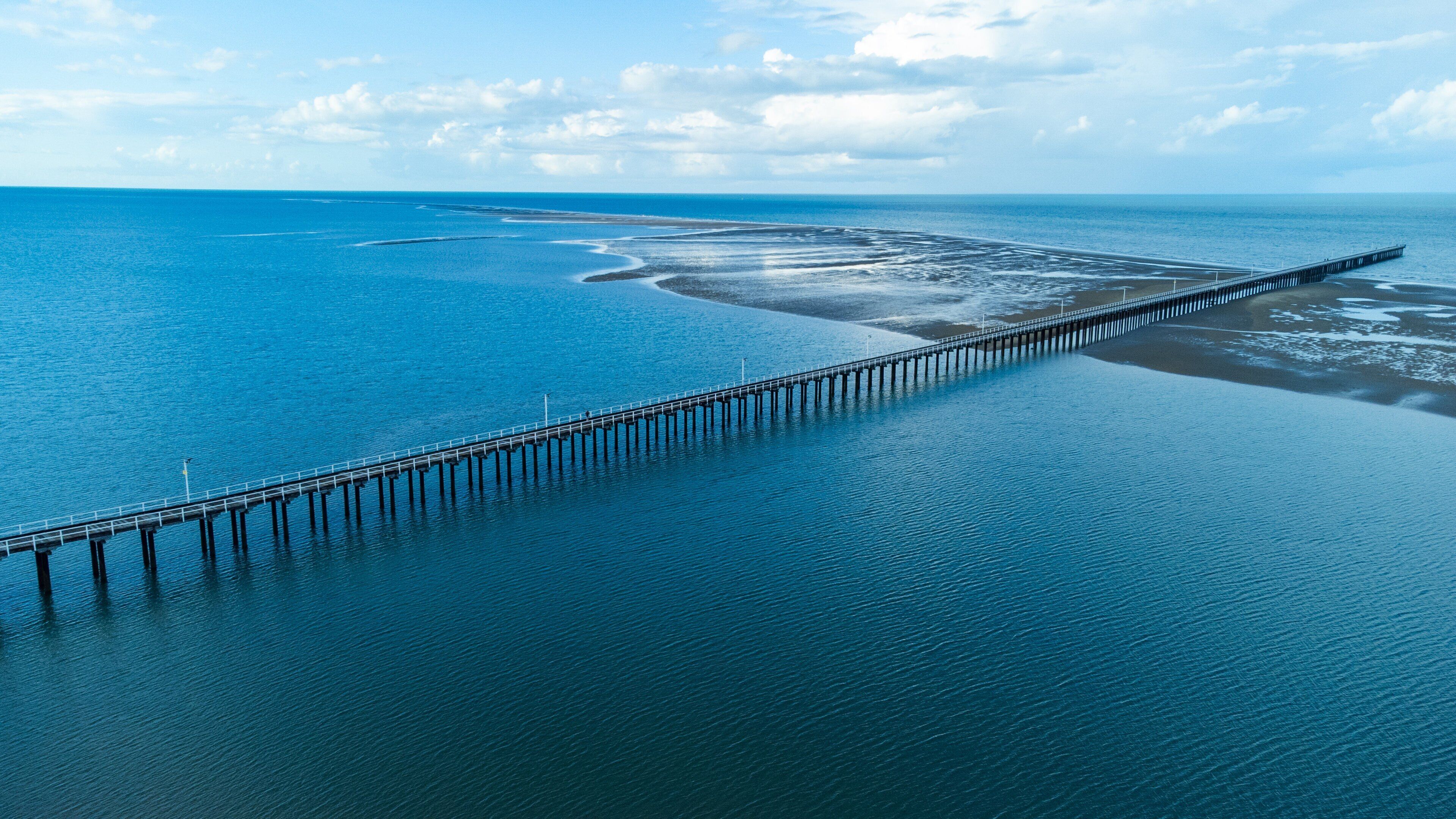 Urangan Pier showing general coastal views and landscape views