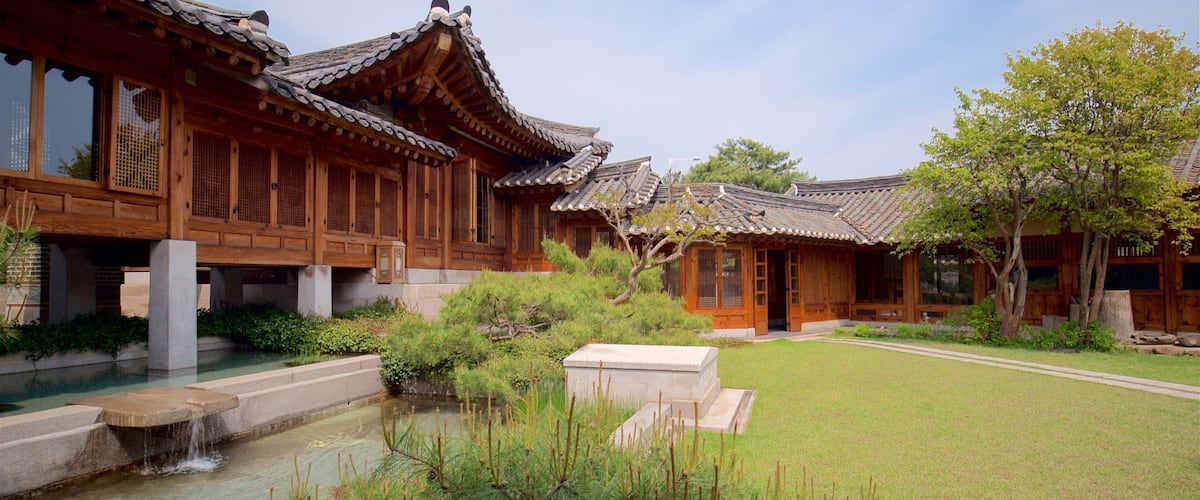 Museo de Mobiliario de Corea ofreciendo una fuente, elementos del patrimonio y un parque