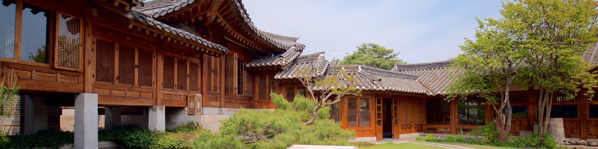 Korea Furniture Museum showing a fountain, heritage elements and a park