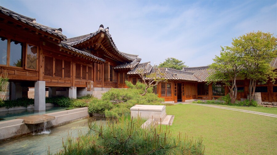 Korea Furniture Museum showing a fountain, heritage elements and a park