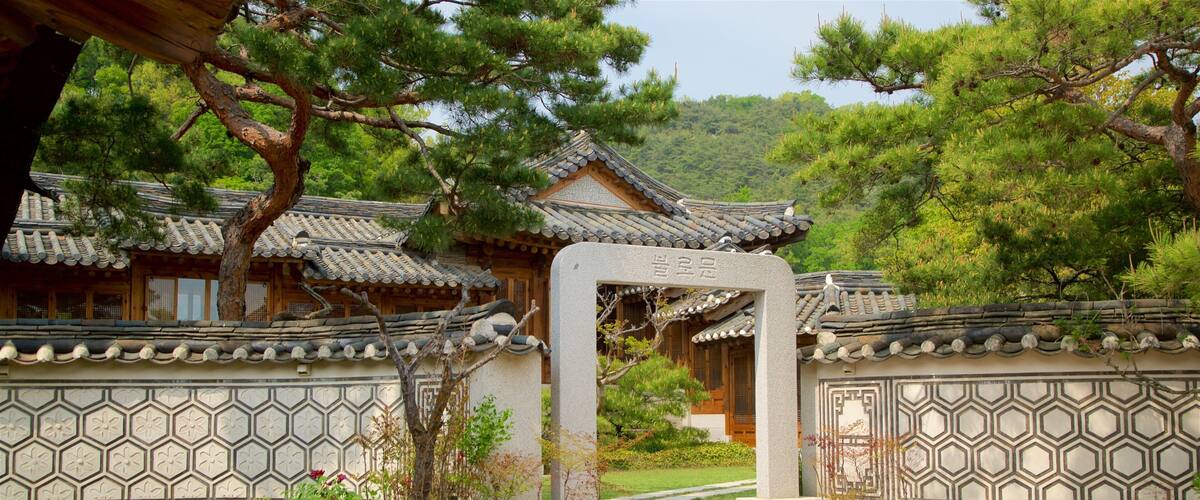 Korea Furniture Museum featuring heritage elements