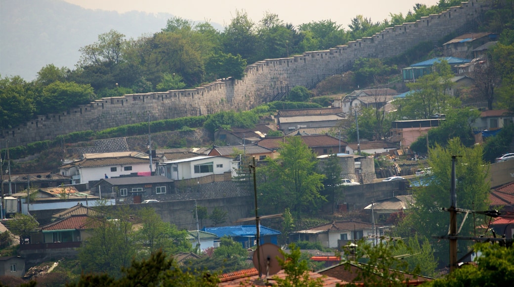 Koreanska möbelmuseet som inkluderar en liten stad eller by