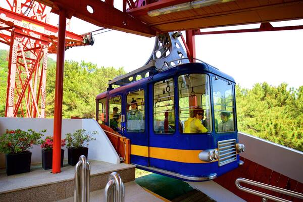 Teleférico Namsan ofreciendo una góndola y también un pequeño grupo de personas