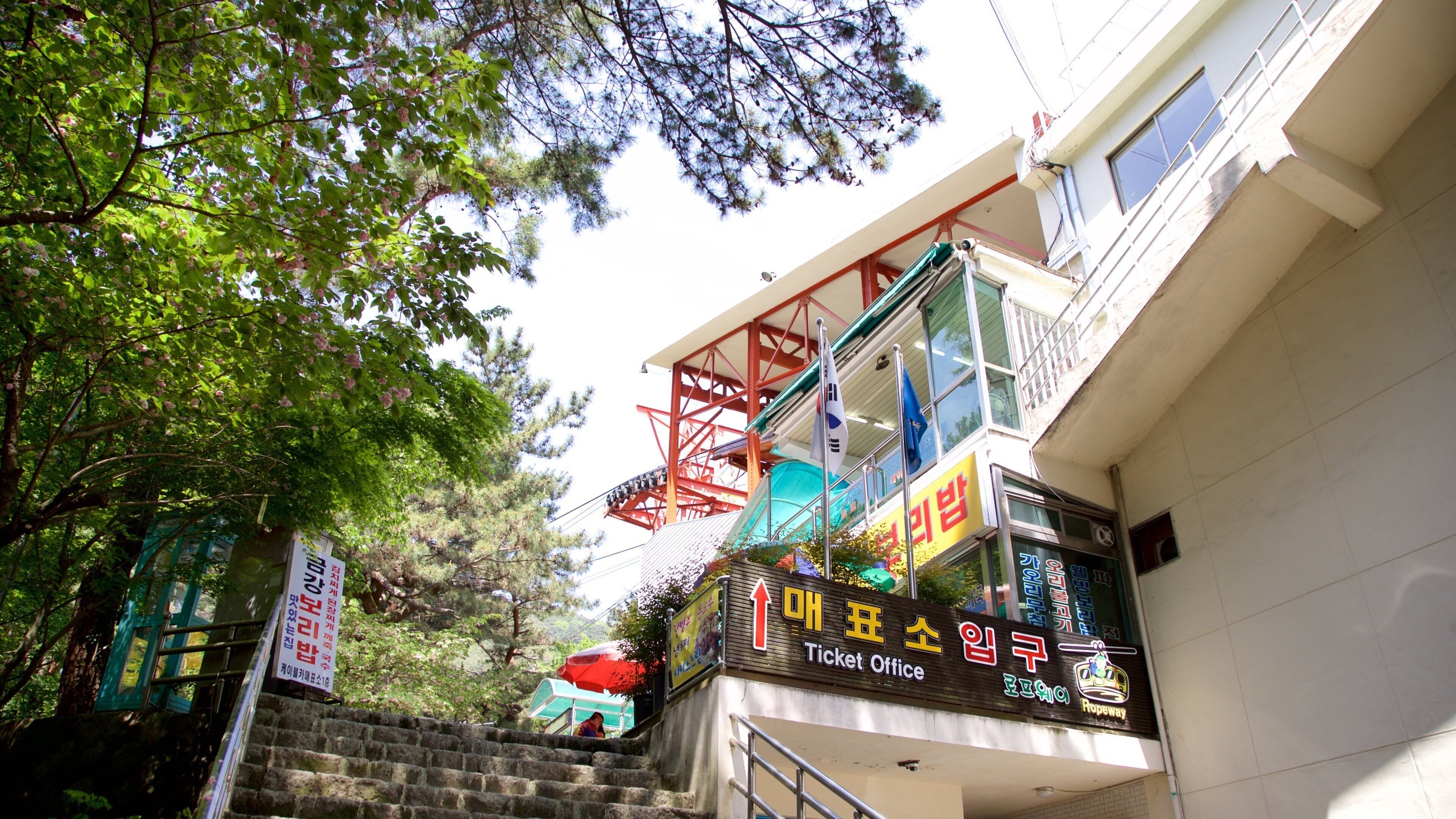 Teleférico Namsan mostrando señalización