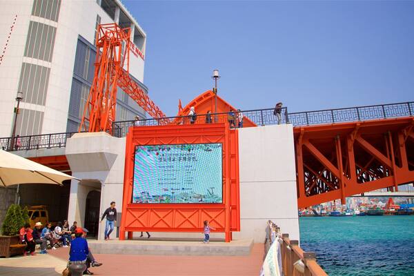 Pont Yeongdodaegyo mettant en vedette riviĂšre ou ruisseau et pont aussi bien que petit groupe de personnes