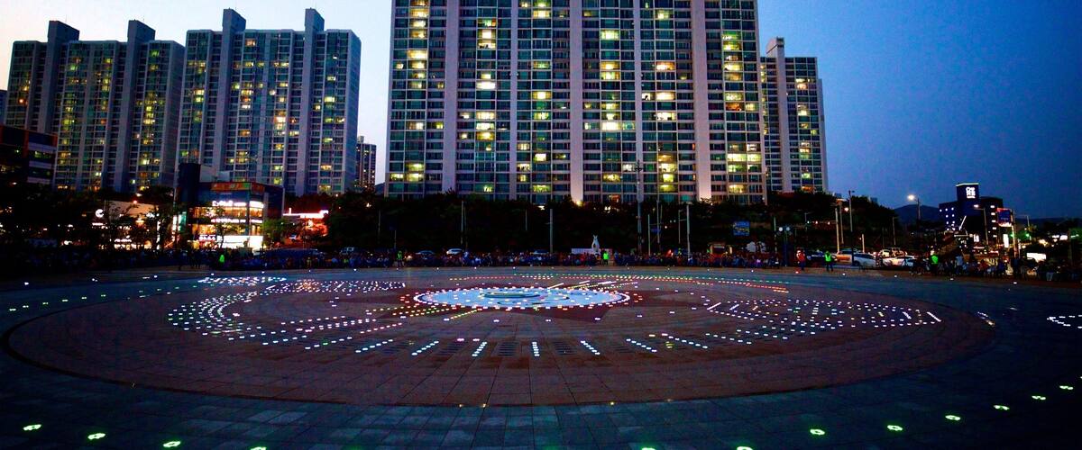 Đài phun nước mặt trời lặn trong mơ Dadaepo có tính năng đài phun nước, thành phố và cảnh đêm