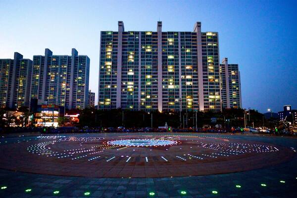 Traumbrunnen Dadaepo Sunset mit einem bei Nacht, Stadt und Springbrunnen