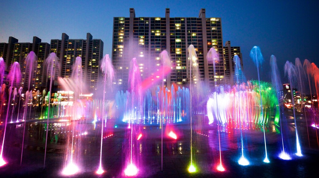 Dadaepo Sunset Fountain of Dream que inclui cenas noturnas, uma fonte e uma cidade