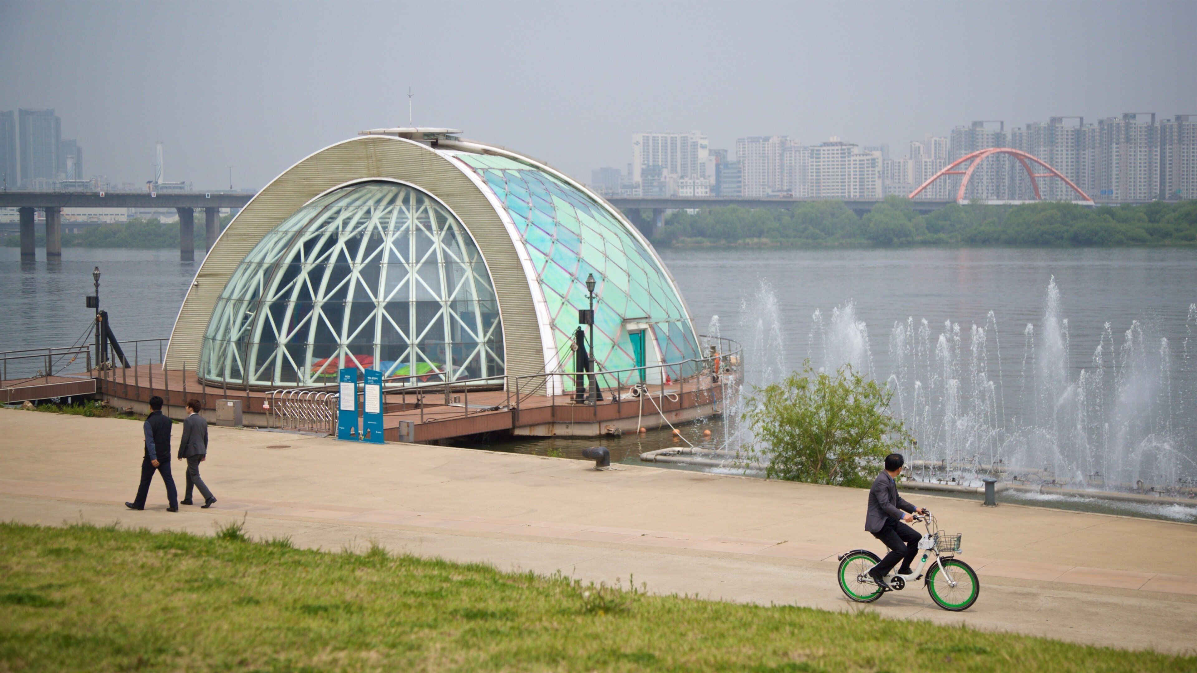 Yeouido Hangang Park showing a fountain and a river or creek