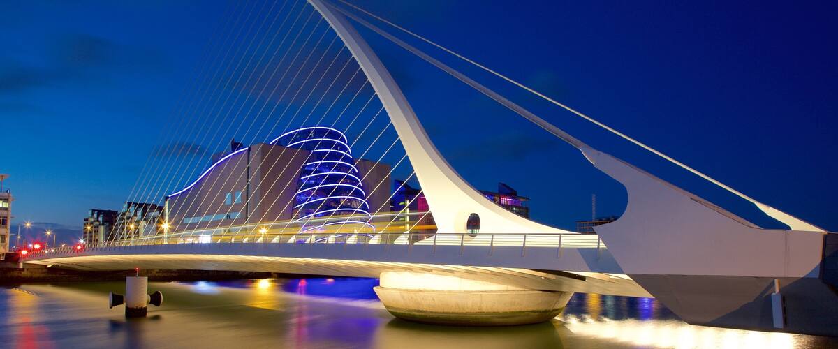 Dublín ofreciendo un puente, una ciudad y un río o arroyo