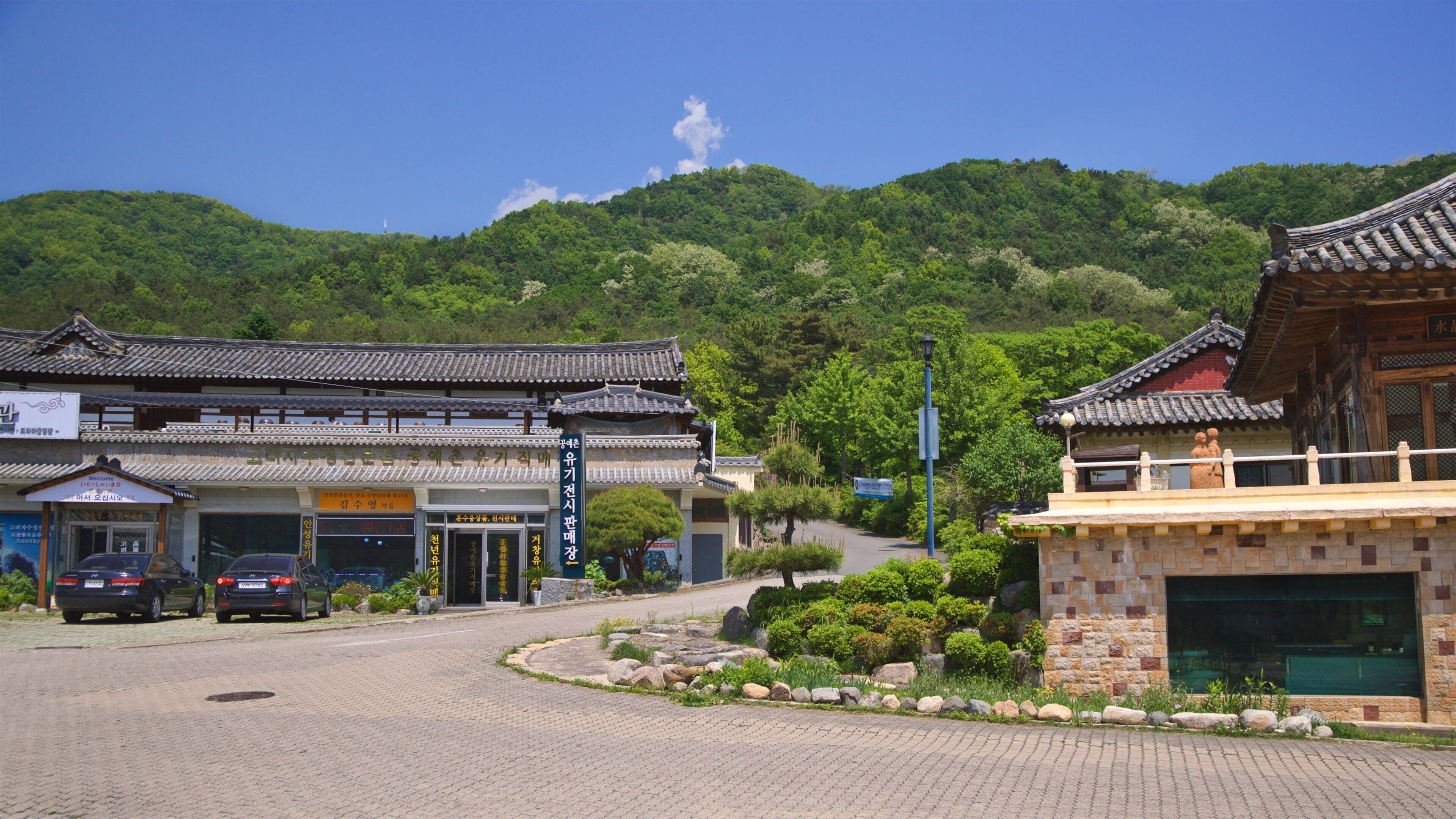 Kyongju Folk Craft Village showing a small town or village
