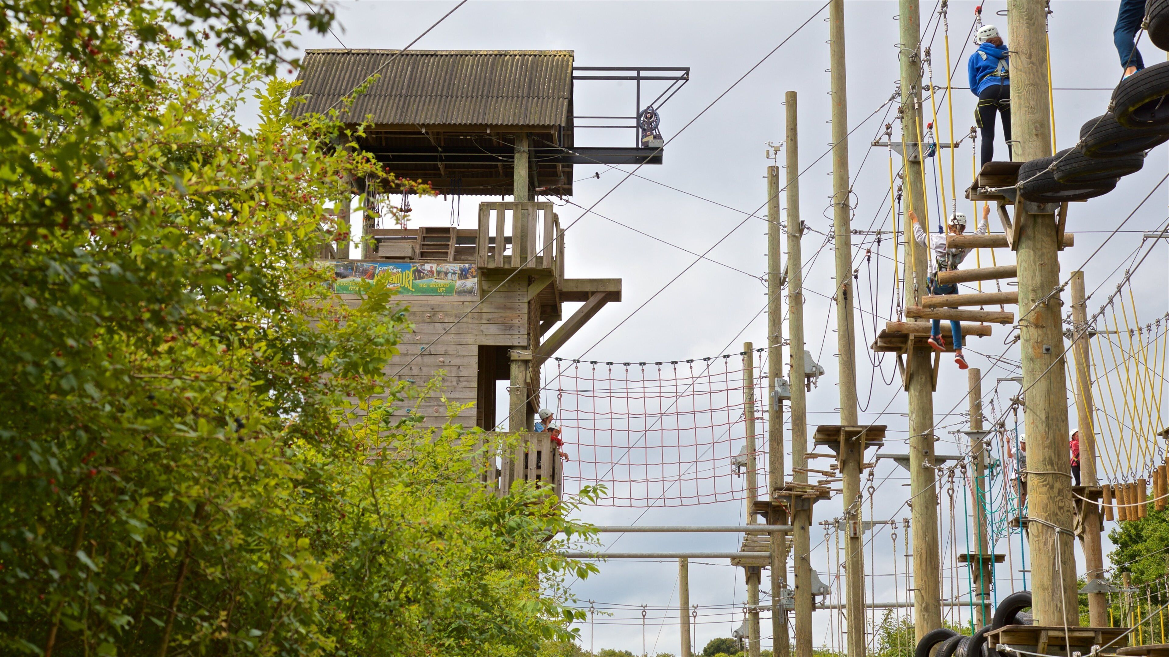 Creepy Valley Adventure Centre montrant passerelle ou pont suspendu