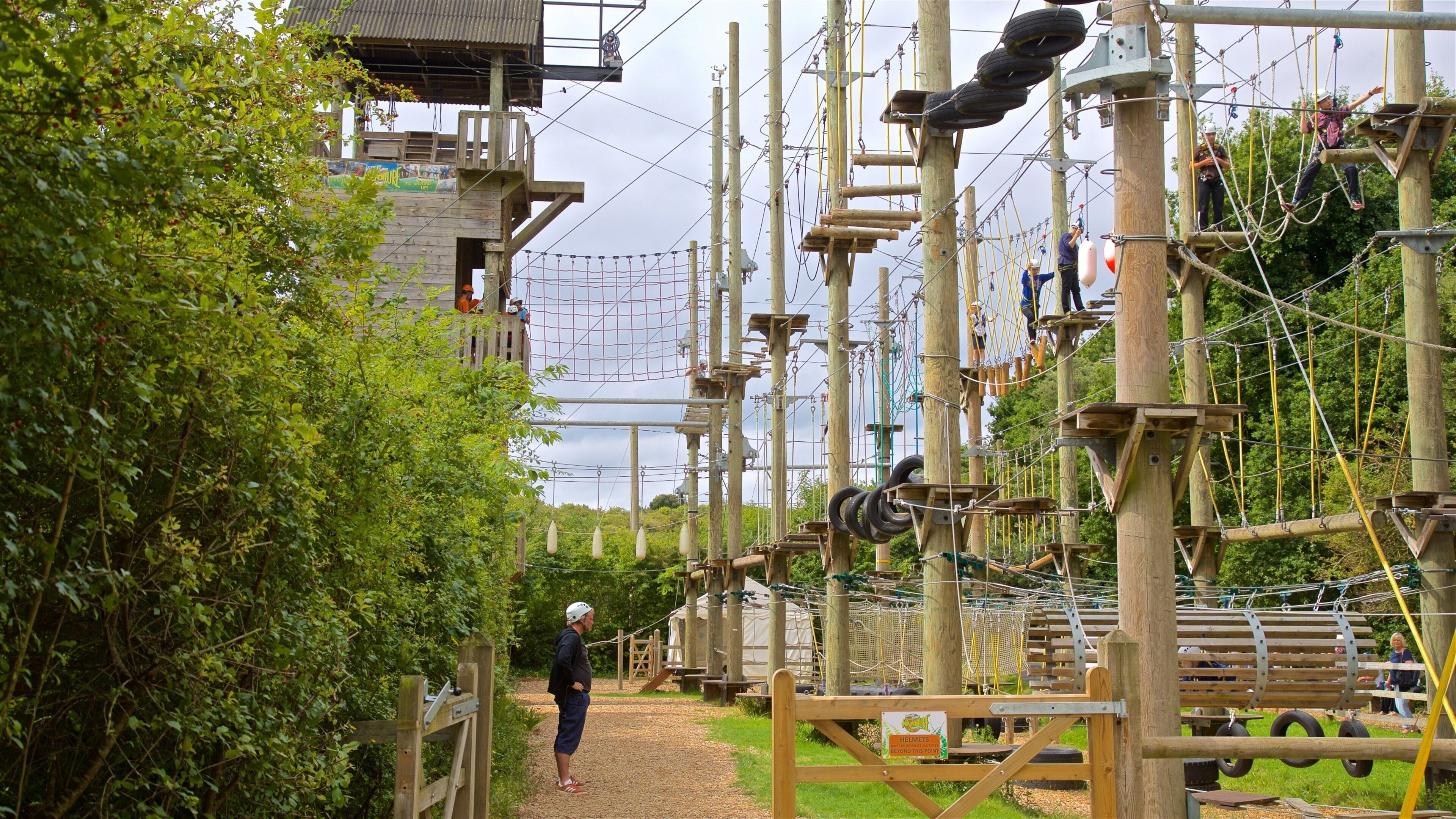 Creepy Valley Adventure Centre 其中包括 吊橋或林梢步道 以及 一個男性