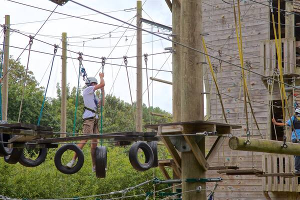 Creepy Valley Adventure Centre montrant passerelle ou pont suspendu aussi bien que petit groupe de personnes