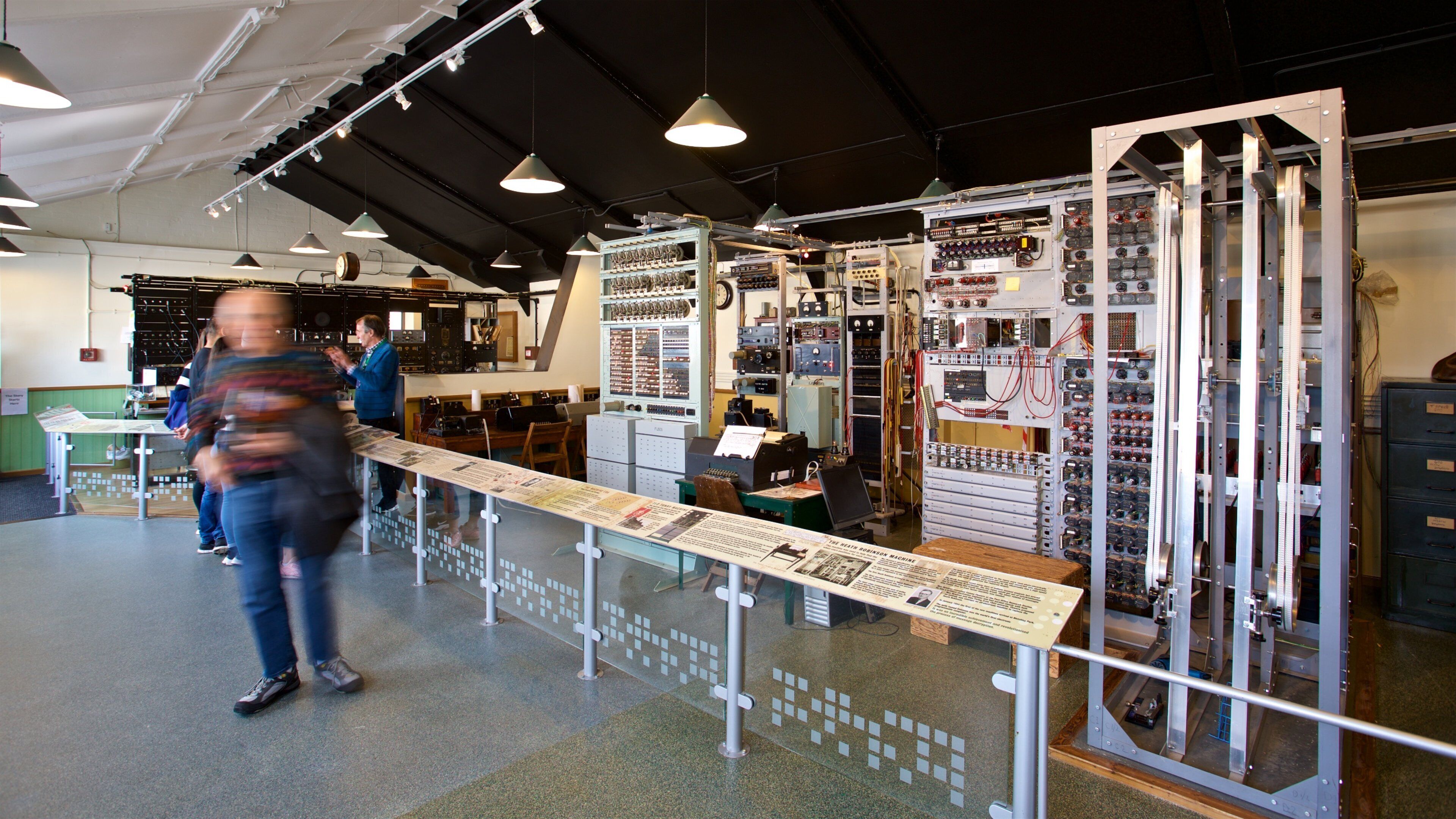Une exposition intérieure présentant du matériel électronique ancien et des panneaux d’information.