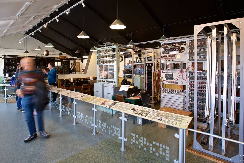 Une exposition intérieure présentant du matériel électronique ancien et des panneaux d’information.