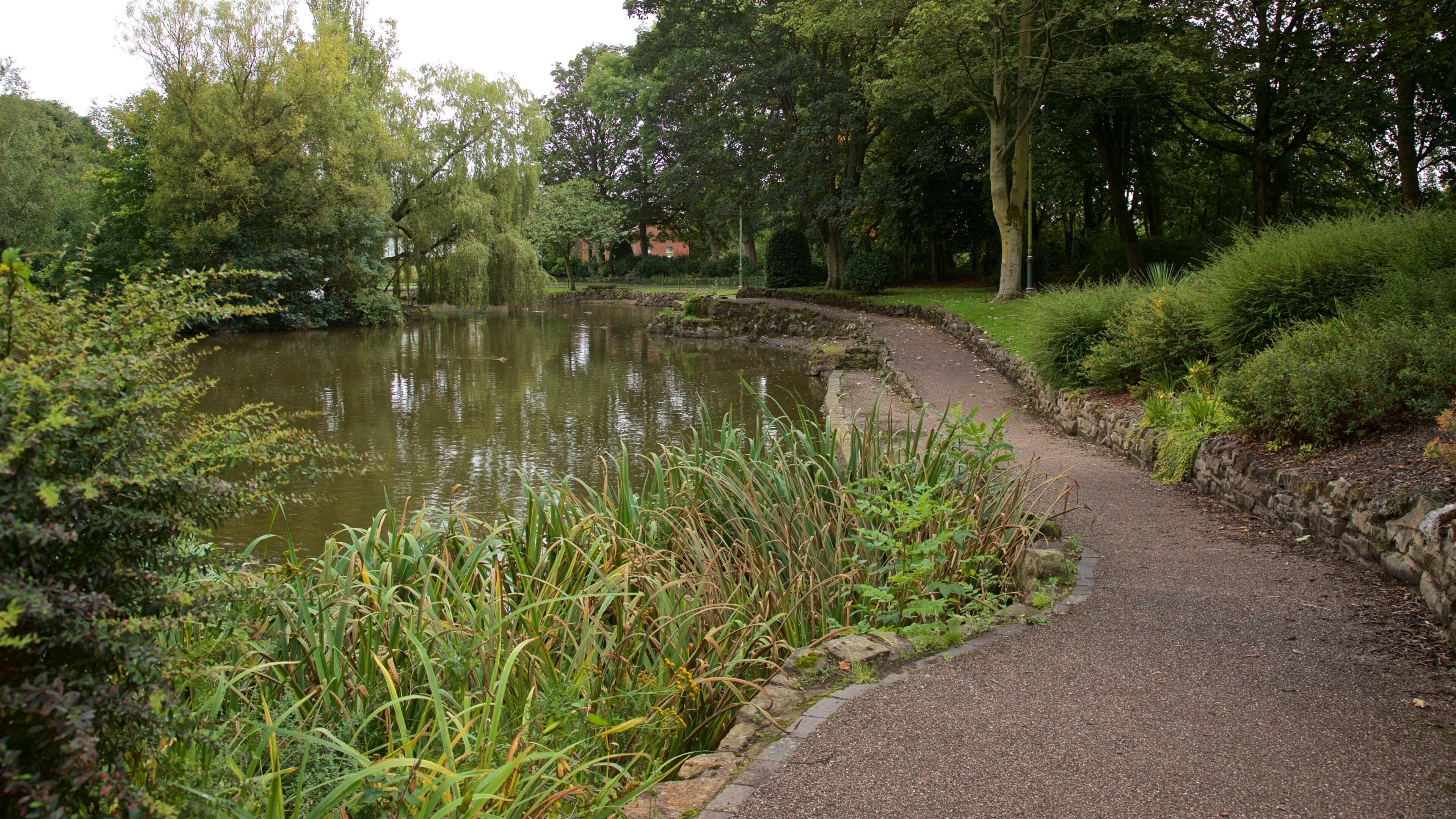 Burslem Park có tính năng khu vườn và hồ