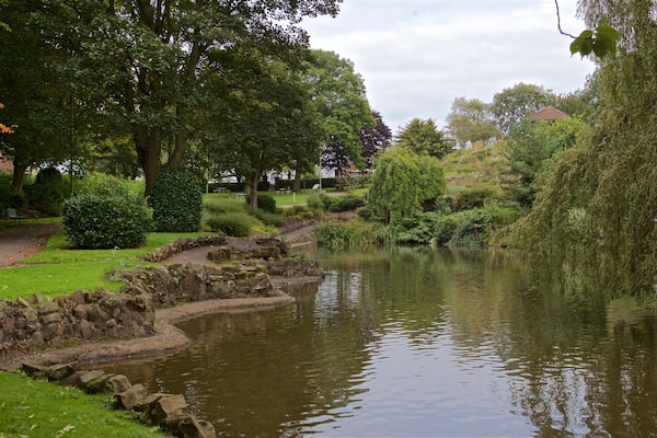 Burslem Park som inkluderar en park och en damm