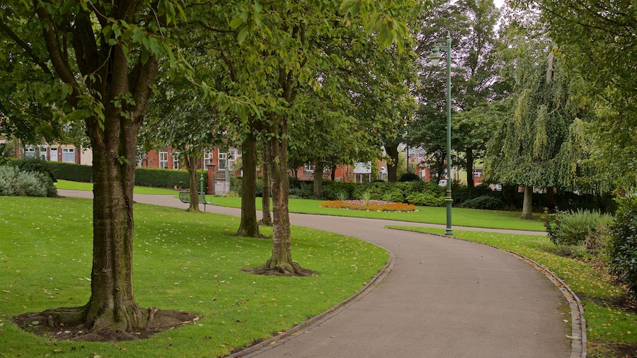 Burslem Park featuring a park