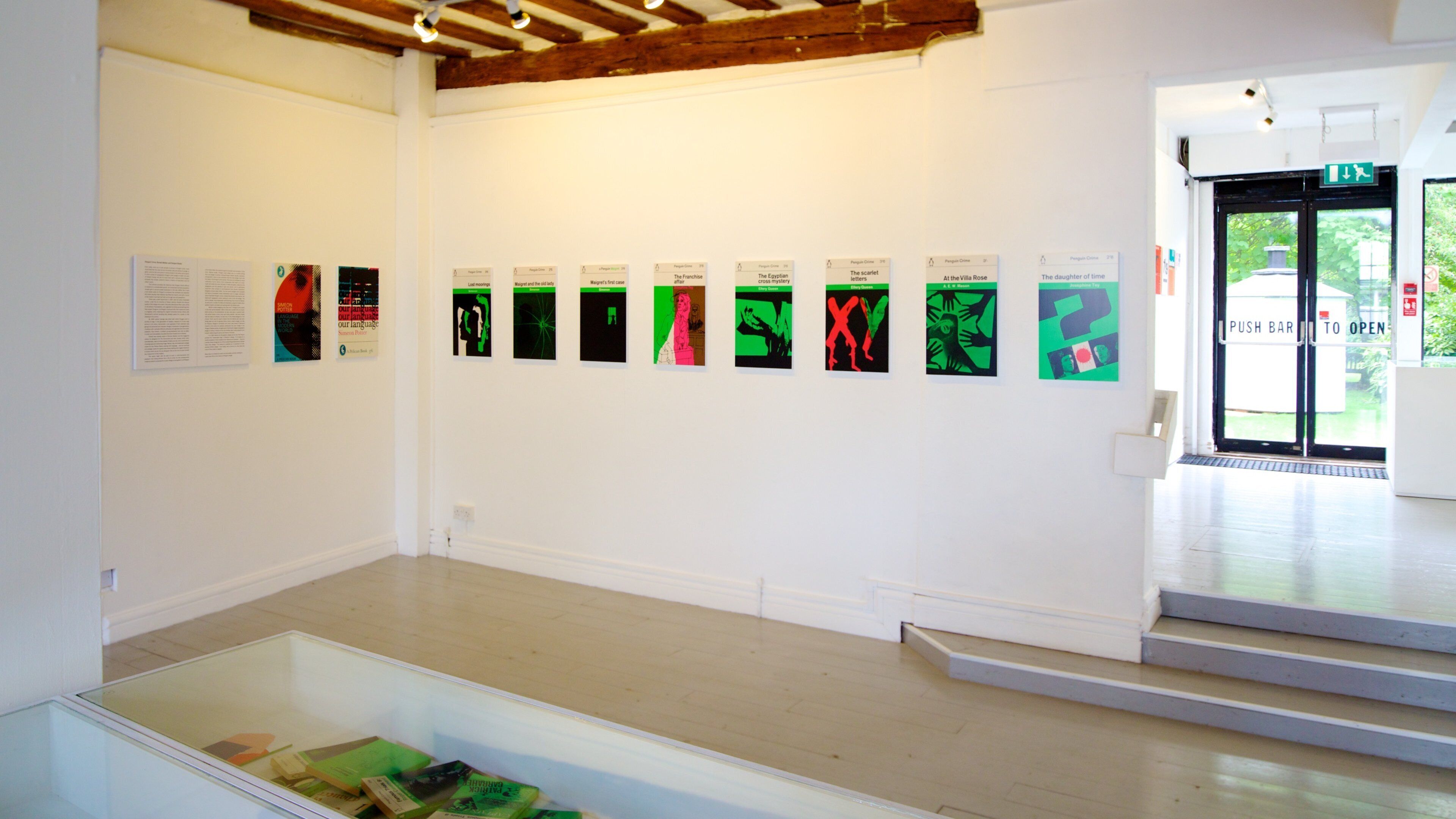 Una galería de arte con diversas obras expuestas en las paredes.