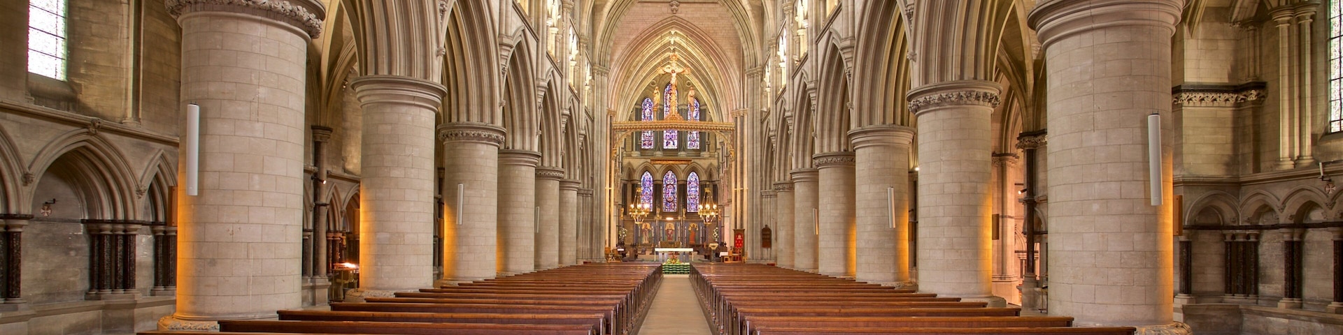 Église Saint-Jean-Baptiste montrant église ou cathédrale, patrimoine historique et vues intérieures