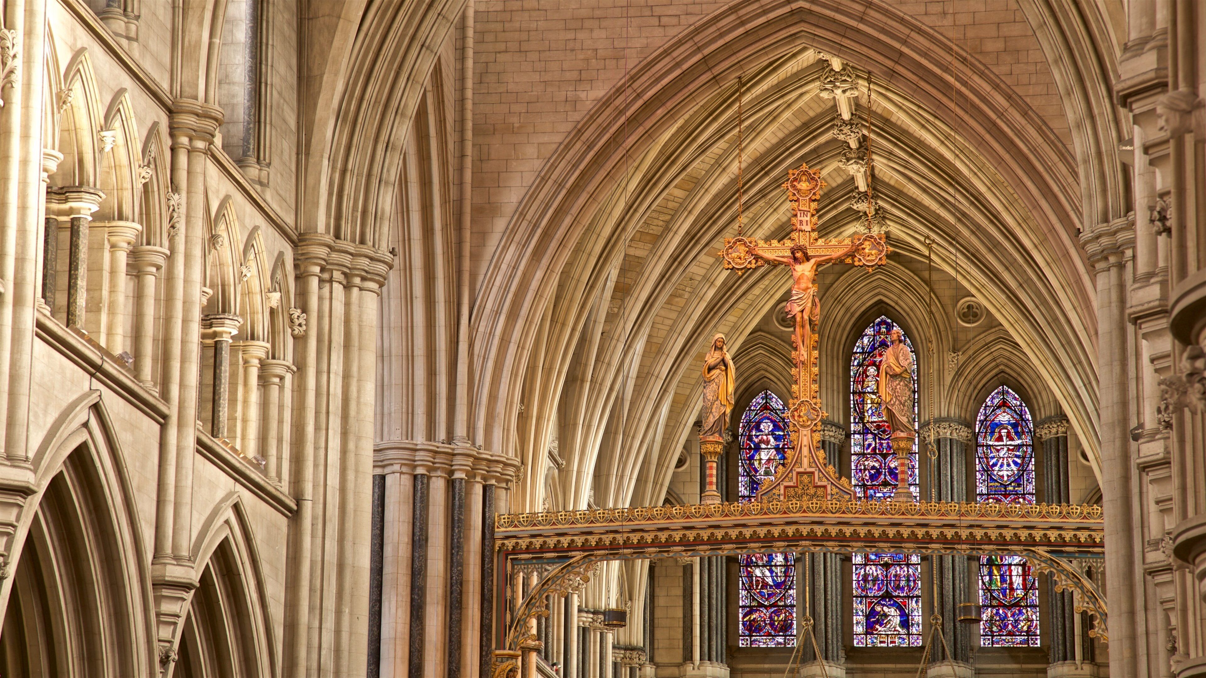 Iglesia de San Juan Bautista mostrando elementos patrimoniales, vista interna y una iglesia o catedral