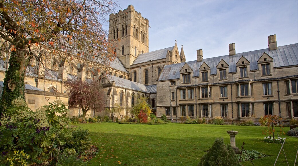 Iglesia de San Juan Bautista mostrando jardín y arquitectura patrimonial
