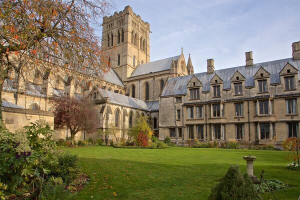 Saint John the Baptist welches beinhaltet Park und historische Architektur