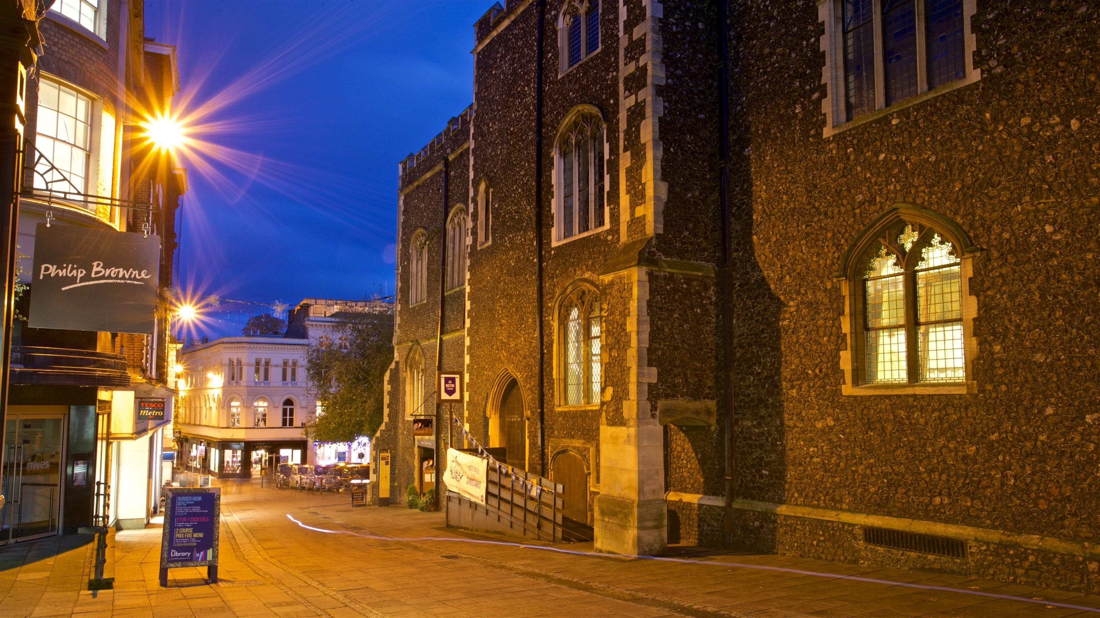 Edificio histórico Norwich Guildhall que incluye escenas nocturnas y elementos del patrimonio
