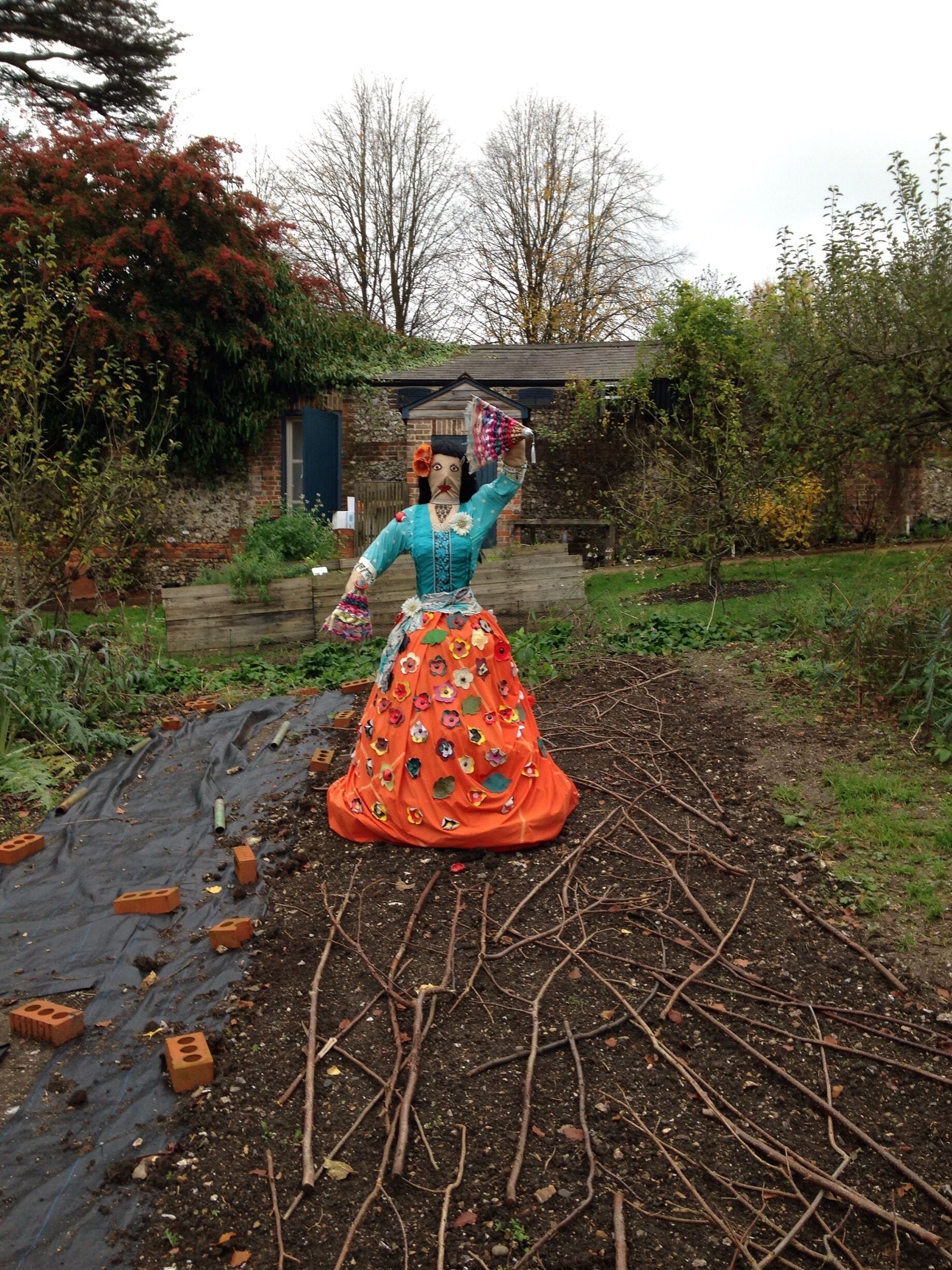 Now that's a scarecrow ,,flamenco style. 