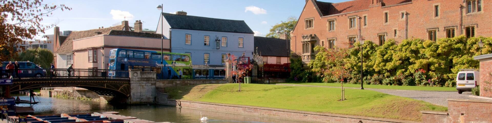 The River Cam montrant pont et riviĂšre ou ruisseau