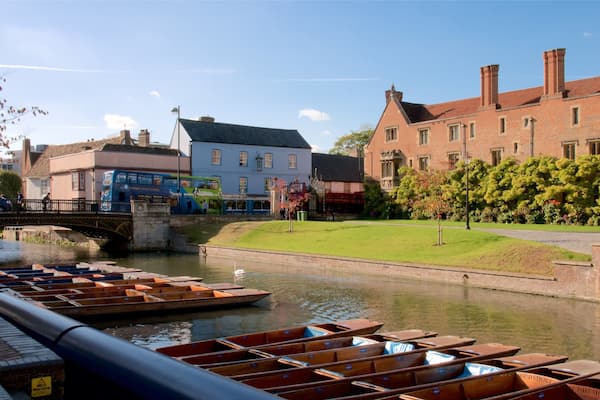 The River Cam montrant pont et riviĂšre ou ruisseau