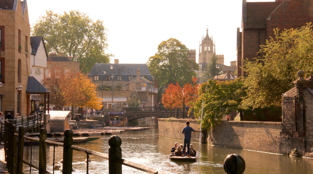 Cambridgeshire toont een zonsondergang, kajakken of kanoën en een rivier of beek