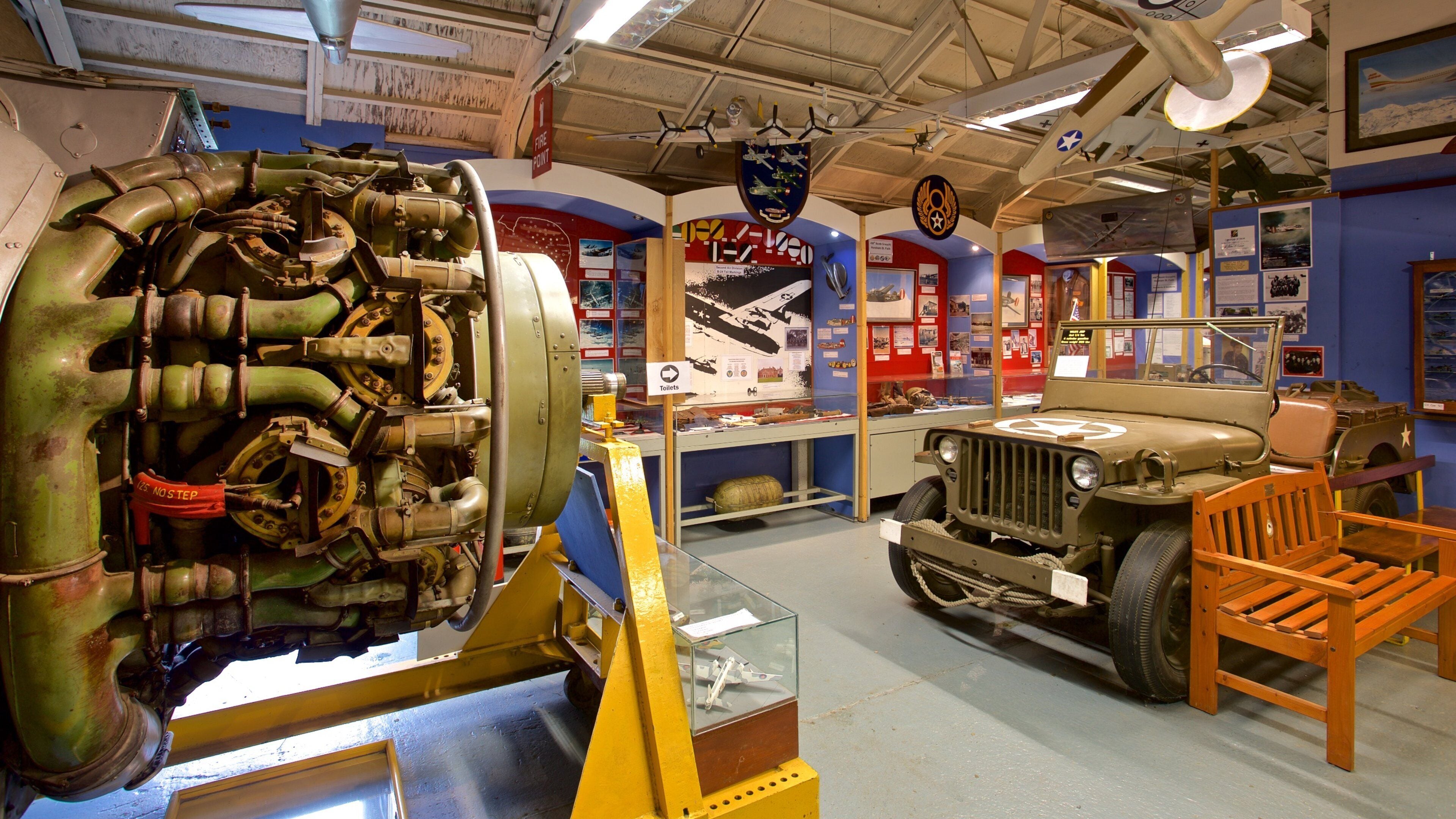 Museo de Aviación de la Ciudad de Norwich mostrando vista interna, artículos militares y elementos patrimoniales