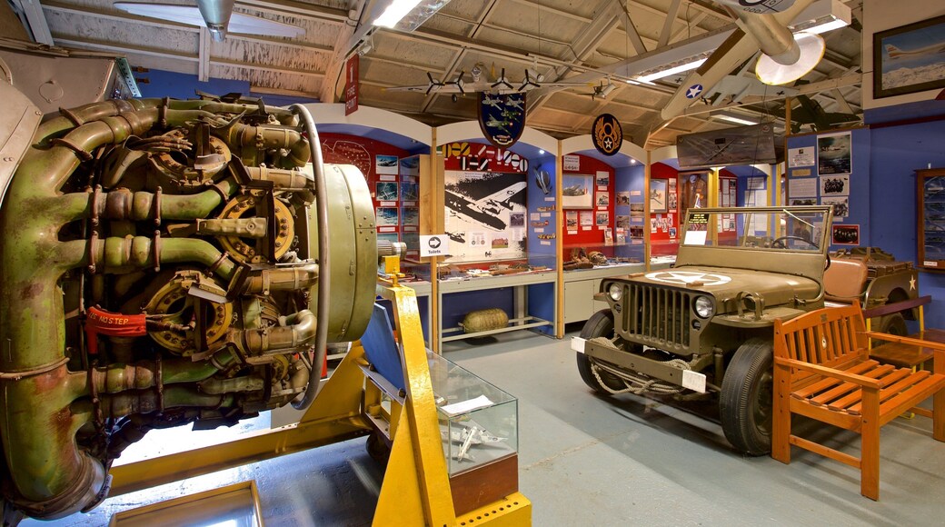 Museo de Aviación de la Ciudad de Norwich mostrando vista interna, artículos militares y elementos patrimoniales