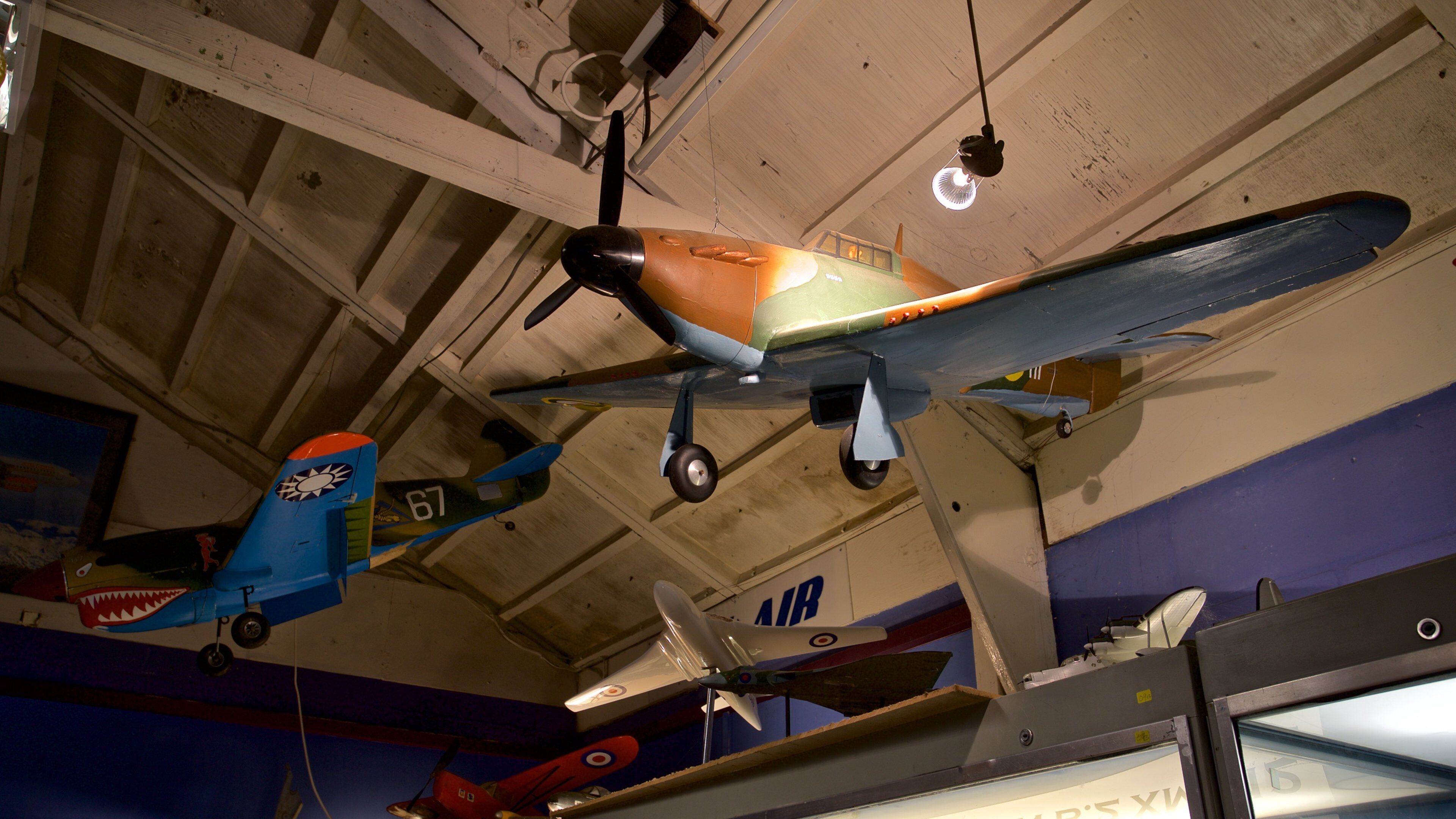 Museo de Aviación de la Ciudad de Norwich ofreciendo avión y vista interna