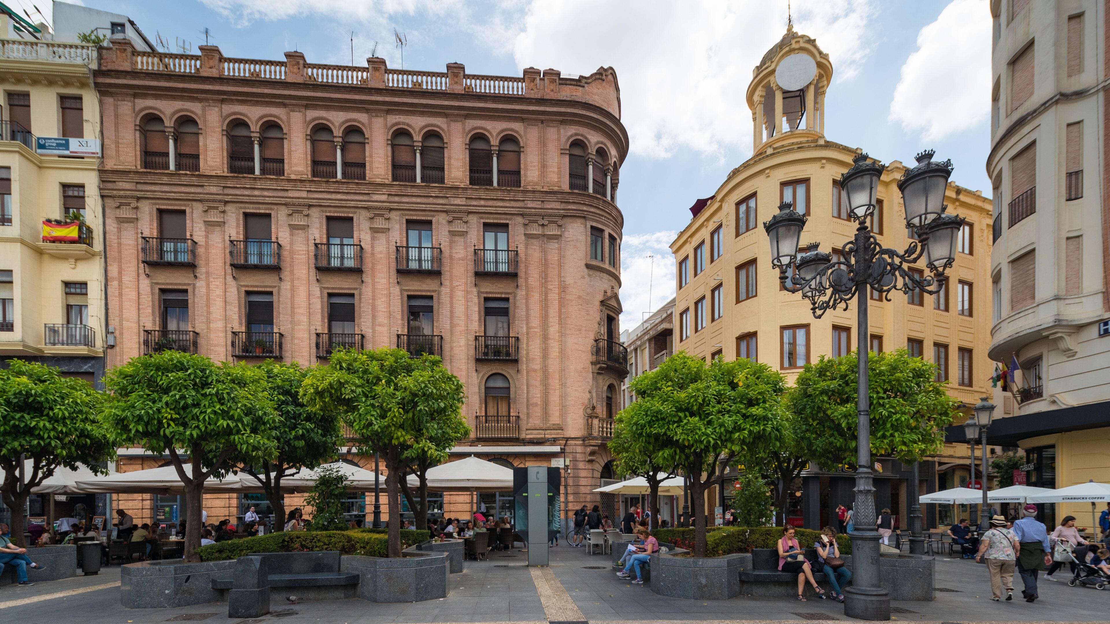 Tendillas Plaza showing a city