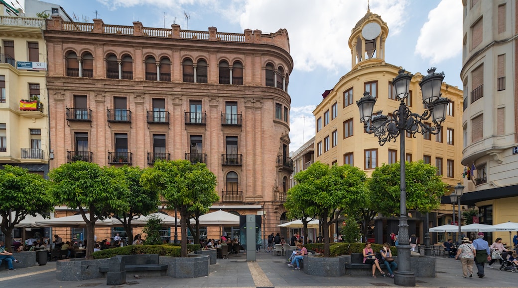 Tendillas Plaza showing a city