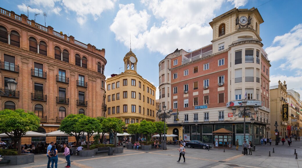 Tendillas Plaza featuring a city
