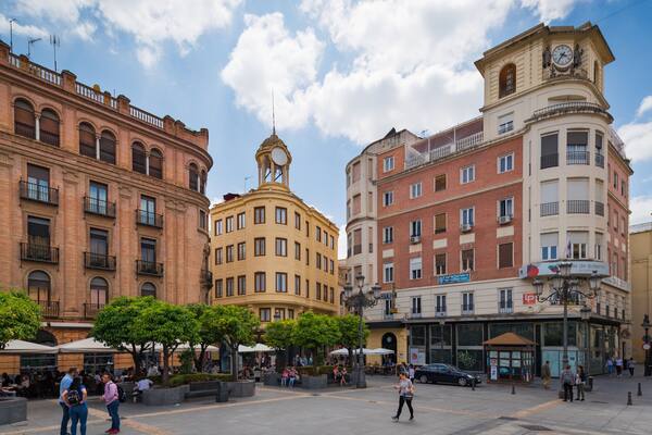 Tendillas Plaza featuring a city