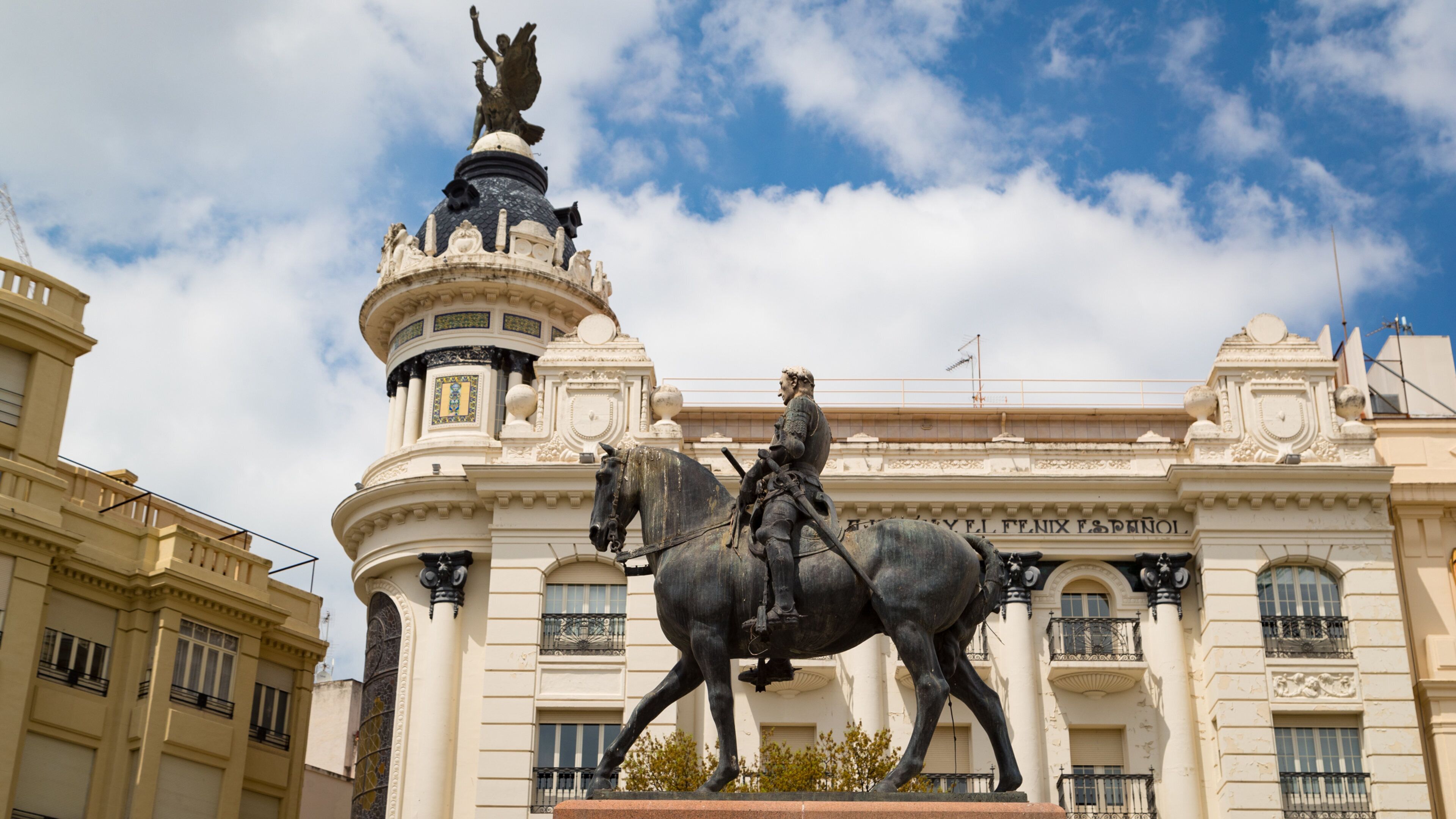 Tendillas Plaza featuring a statue or sculpture and heritage elements