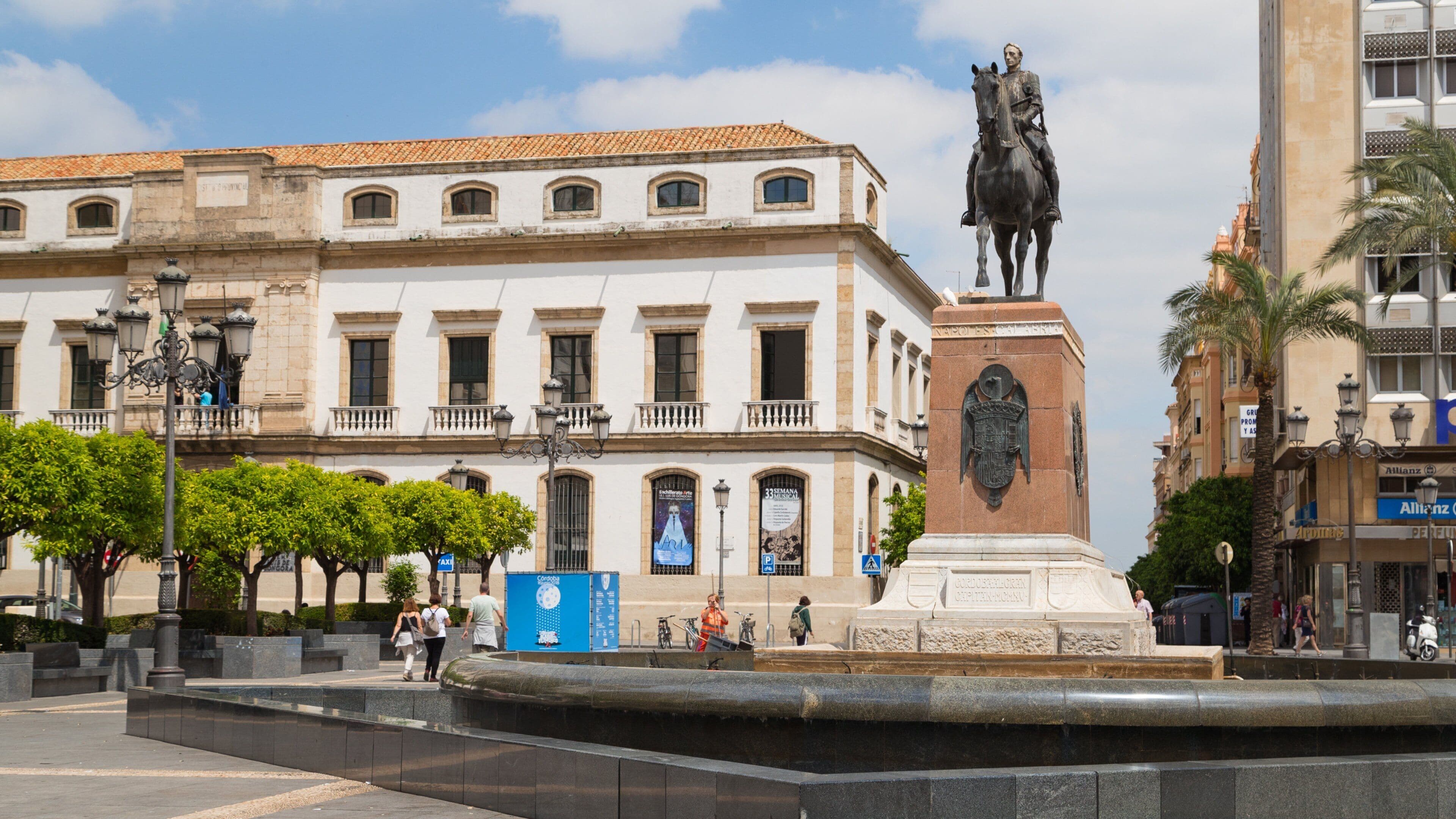 Tendillas Plaza showing a statue or sculpture, a fountain and heritage elements
