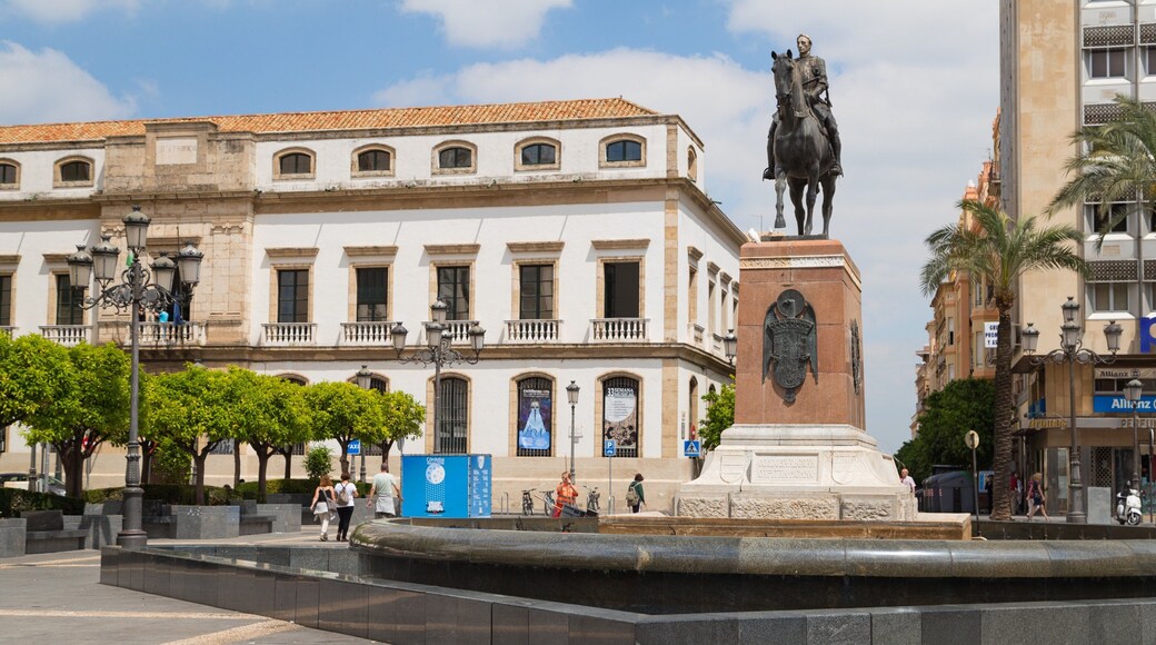 Tendillas Plaza showing a statue or sculpture, a fountain and heritage elements