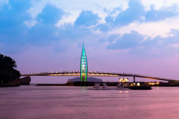 F4N7FM Seogwipo Saeyeongyo Bridge at Sunset