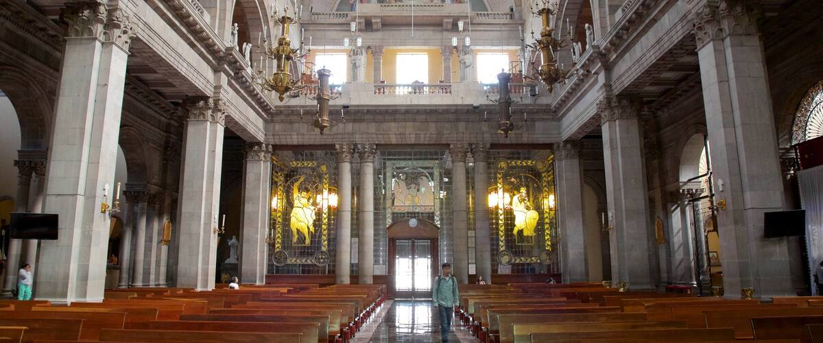 Toluca que incluye una iglesia o catedral y vistas de interior