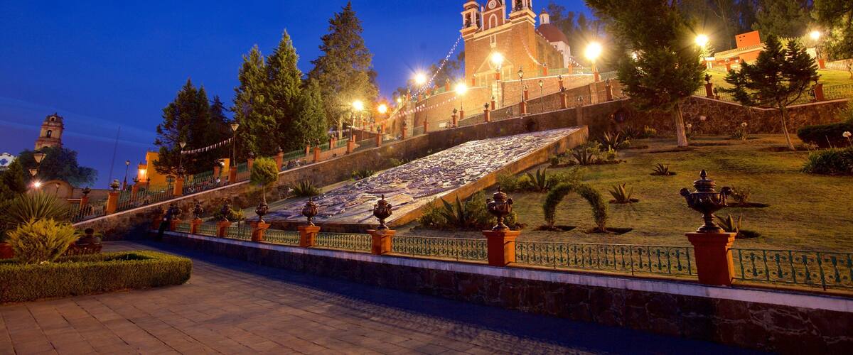 Metepec แสดง โบสถ์หรือวิหาร และ วิวกลางคืน