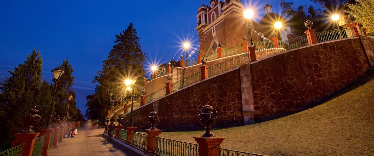 Metepec ofreciendo una iglesia o catedral y escenas nocturnas