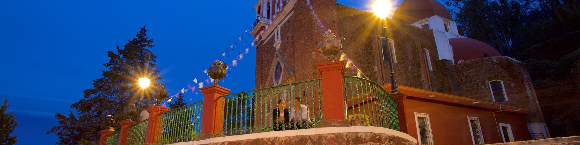 Metepec mit einem Kirche oder Kathedrale und bei Nacht