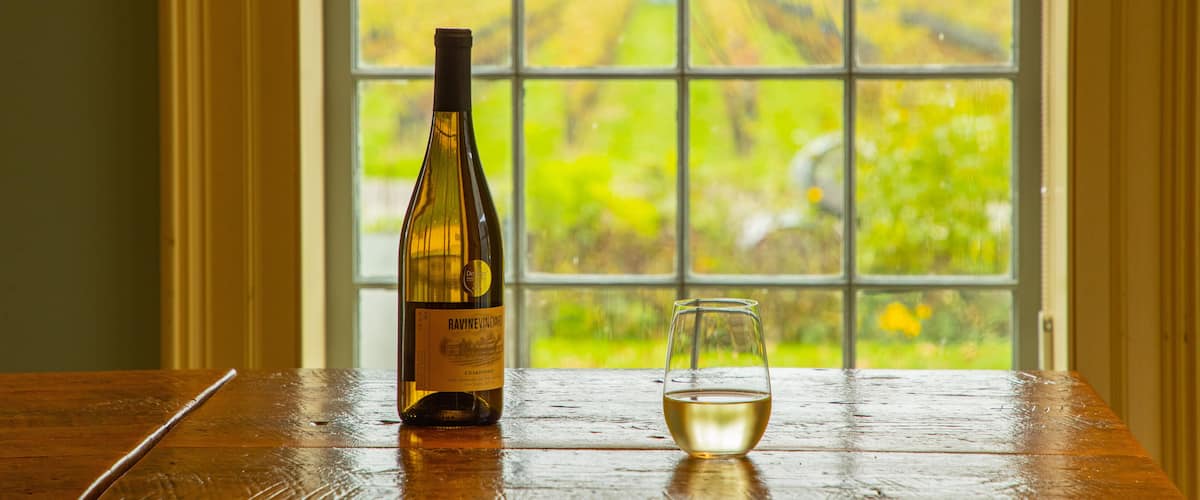 Ravine Vineyard Estate Winery showing drinks or beverages and interior views